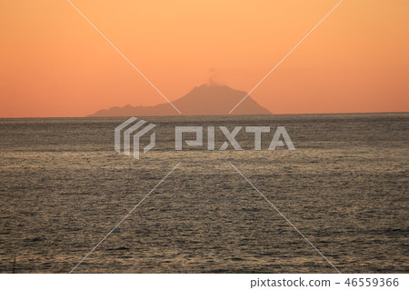 Satsuma Iwo Jima（Kieigashima）在屋久島的傍晚太陽染色 46559366