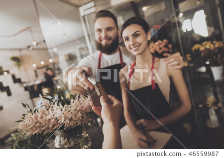 The girl pays to buy a bouquet of flowers florist The girl pays to buy a bouquet of flowers florist 46559987