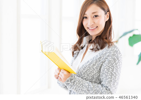 讀一本書的女人 讀一本書的女人 46561340