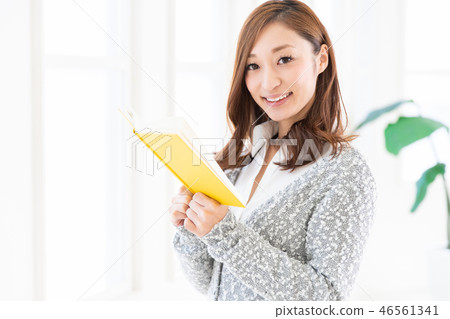 讀一本書的女人 讀一本書的女人 46561341