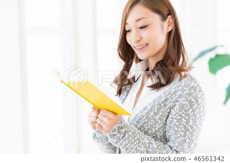 讀一本書的女人 讀一本書的女人 46561342