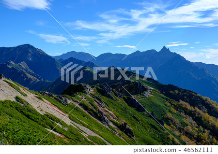 通往山的縱向道路 通往山的縱向道路 46562111