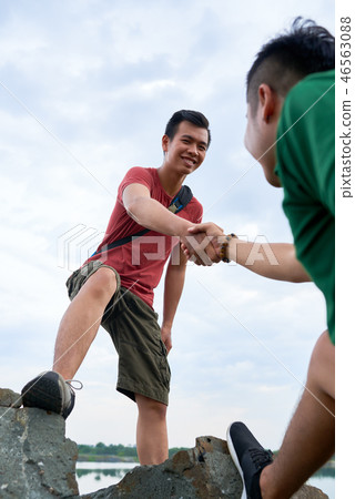 Hiker helping friend 46563088