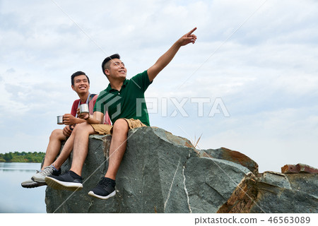 Travelers drinnking tea and enjoying view 46563089