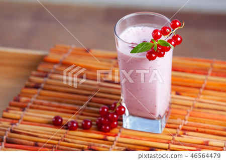 Redcurrant smoothie with mint Redcurrant smoothie with mint 46564479