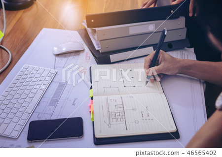 Male manager putting his ideas  46565402