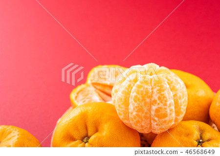 橘子 水果 紅色 背景 農曆新年 過年 紅包 新年 new year concept 46568649