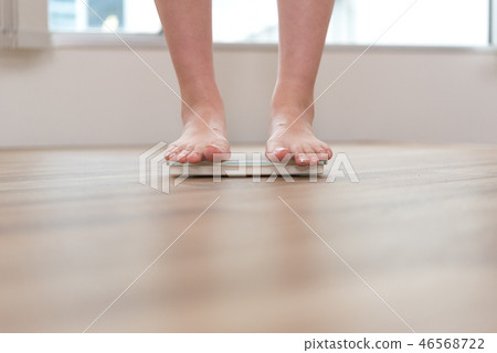 飲食體重秤女性身體部位 46568722