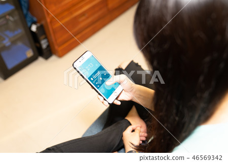 This is a hand machine that is used by a single female student, Zuza Shari. Using hand machine, self-beating, listening. 46569342