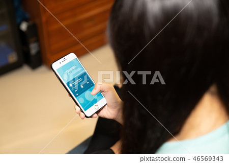 This is a hand machine that is used by a single female student, Zuza Shari. Using hand machine, self-beating, listening. 46569343