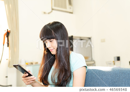 這是一個單身女學生Zuza Shari使用的手動機。使用手持機，自拍，聆聽。 46569348