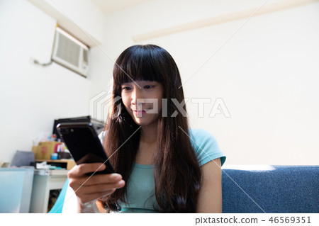 這是一個單身女學生Zuza Shari使用的手動機。使用手持機,自拍,聆聽。 這是一個單身女學生Zuza Shari使用的手動機。使用手持機,自拍,聆聽。 46569351