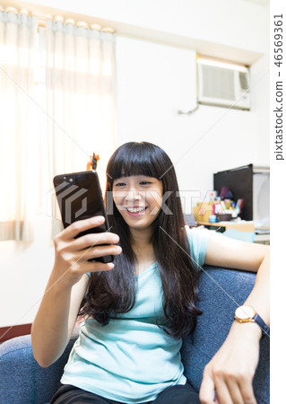 這是一個單身女學生Zuza Shari使用的手動機。使用手持機,自拍,聆聽。 這是一個單身女學生Zuza Shari使用的手動機。使用手持機,自拍,聆聽。 46569361