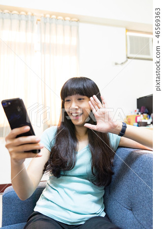 這是一個單身女學生Zuza Shari使用的手動機。使用手持機，自拍，聆聽。 46569363