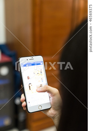 這是一個單身女學生Zuza Shari使用的手動機。使用手持機，自拍，聆聽。 46569375