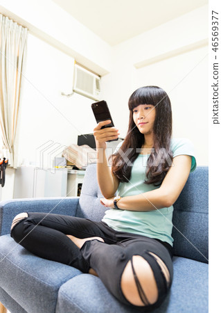 這是一個單身女學生Zuza Shari使用的手動機。使用手持機,自拍,聆聽。 這是一個單身女學生Zuza Shari使用的手動機。使用手持機,自拍,聆聽。 46569377