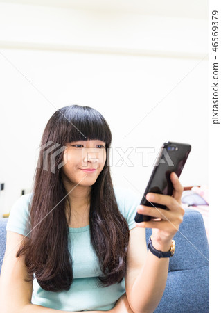 這是一個單身女學生Zuza Shari使用的手動機。使用手持機,自拍,聆聽。 這是一個單身女學生Zuza Shari使用的手動機。使用手持機,自拍,聆聽。 46569379