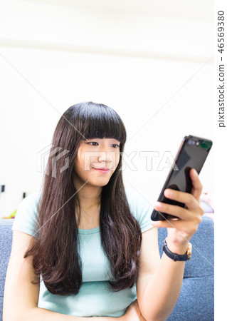 這是一個單身女學生Zuza Shari使用的手動機。使用手持機，自拍，聆聽。 46569380