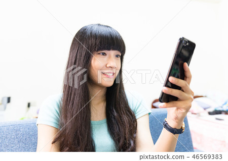 這是一個單身女學生Zuza Shari使用的手動機。使用手持機,自拍,聆聽。 這是一個單身女學生Zuza Shari使用的手動機。使用手持機,自拍,聆聽。 46569383