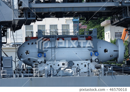 Submarine rescue carrier Chiyoda's DSRV 46570018