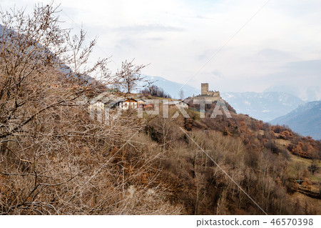 奧斯塔山谷城堡和山脈聖但尼(瓦萊達奧斯塔,意大利)的城堡 奧斯塔山谷城堡和山脈聖但尼(瓦萊達奧斯塔,意大利)的城堡 46570398