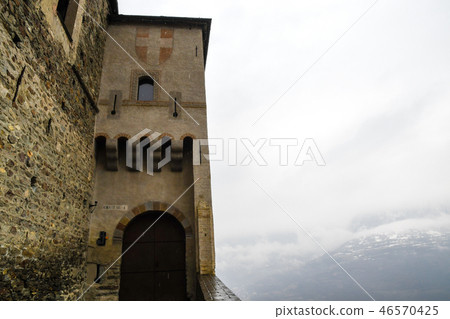 奧斯塔谷的城堡在Quarto,瓦萊d'Aosta,意大利一個多雨春日城堡的 奧斯塔谷的城堡在Quarto,瓦萊d'Aosta,意大利一個多雨春日城堡的 46570425