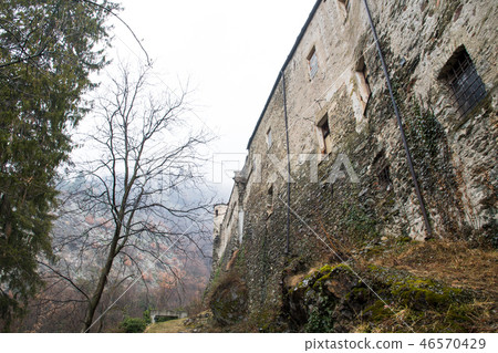 奧斯塔谷的城堡在Quarto,瓦萊d'Aosta,意大利一個多雨春日城堡的 奧斯塔谷的城堡在Quarto,瓦萊d'Aosta,意大利一個多雨春日城堡的 46570429