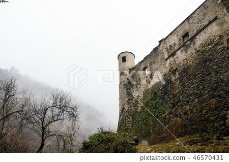 奧斯塔谷的城堡在Quarto,瓦萊d'Aosta,意大利一個多雨春日城堡的 奧斯塔谷的城堡在Quarto,瓦萊d'Aosta,意大利一個多雨春日城堡的 46570431