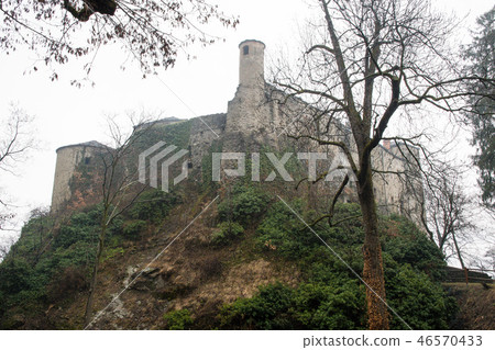 奧斯塔谷的城堡在Quarto,瓦萊d'Aosta,意大利一個多雨春日城堡的 奧斯塔谷的城堡在Quarto,瓦萊d'Aosta,意大利一個多雨春日城堡的 46570433