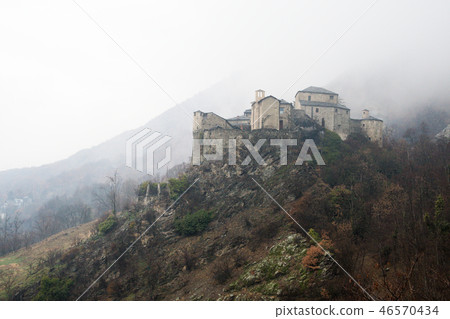 奧斯塔谷的城堡在Quarto,瓦萊d'Aosta,意大利一個多雨春日城堡的 奧斯塔谷的城堡在Quarto,瓦萊d'Aosta,意大利一個多雨春日城堡的 46570434