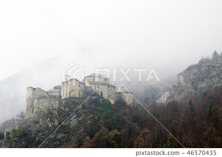 奧斯塔谷的城堡在Quarto,瓦萊d'Aosta,意大利一個多雨春日城堡的 奧斯塔谷的城堡在Quarto,瓦萊d'Aosta,意大利一個多雨春日城堡的 46570435
