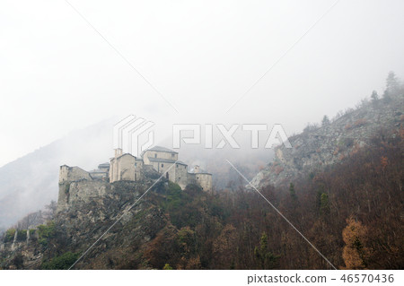 奧斯塔谷的城堡在Quarto,瓦萊d'Aosta,意大利一個多雨春日城堡的 奧斯塔谷的城堡在Quarto,瓦萊d'Aosta,意大利一個多雨春日城堡的 46570436