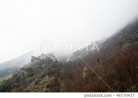 奧斯塔谷的城堡在Quarto,瓦萊d'Aosta,意大利一個多雨春日城堡的 奧斯塔谷的城堡在Quarto,瓦萊d'Aosta,意大利一個多雨春日城堡的 46570437