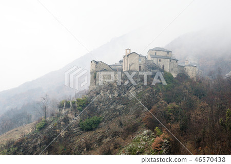 奧斯塔谷的城堡在Quarto,瓦萊d'Aosta,意大利一個多雨春日城堡的 奧斯塔谷的城堡在Quarto,瓦萊d'Aosta,意大利一個多雨春日城堡的 46570438