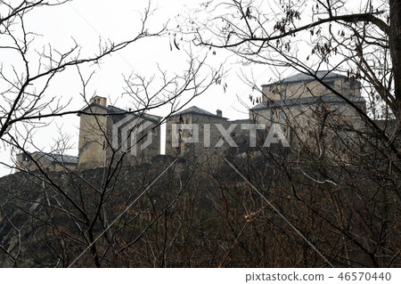 奧斯塔谷的城堡在Quarto,瓦萊d'Aosta,意大利一個多雨春日城堡的 奧斯塔谷的城堡在Quarto,瓦萊d'Aosta,意大利一個多雨春日城堡的 46570440