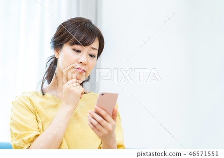 Women who operate smartphones Anxious mother Middle female housewife 46571551