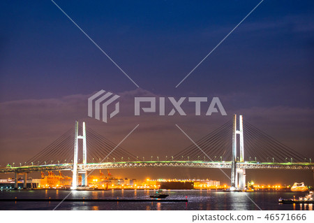 <神奈川縣>晚上橫濱港和海灣大橋 <神奈川縣>晚上橫濱港和海灣大橋 46571666