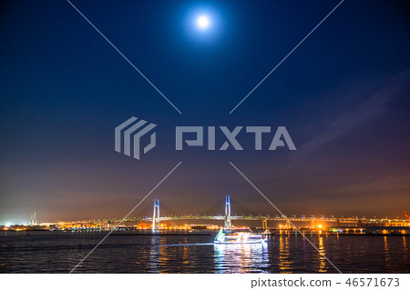 <Kanagawa Prefecture> Yokohama port and bay bridge in the evening 46571673