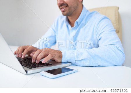 Businessman typing on laptop 46571801