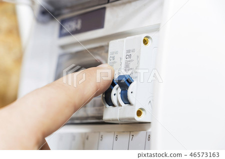 The hand points to a fuse in the power meter. 46573163