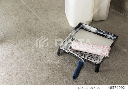 Close up of painter i'm painting a wall Close up of painter i'm painting a wall 46574092