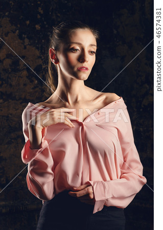 Low key portrait of pretty girl Low key portrait of pretty girl 46574381