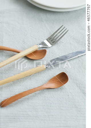 在藍色桌布的碗筷 46577767