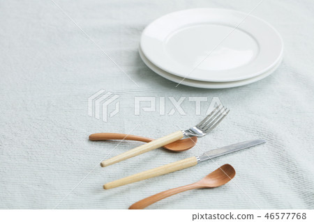 在藍色桌布的碗筷 46577768