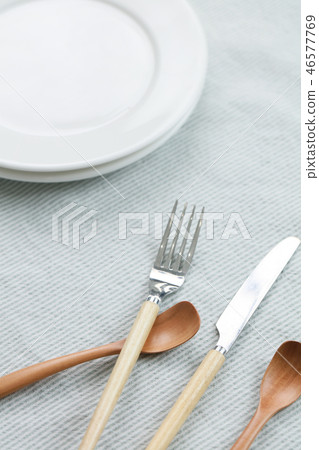 在藍色桌布的碗筷 46577769