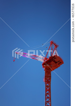 藍天后面建築用起重機 藍天后面建築用起重機 46577816
