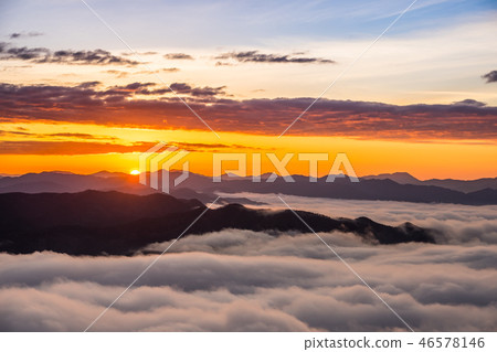 The sea of clouds and the sunrise The sea of clouds and the sunrise 46578146