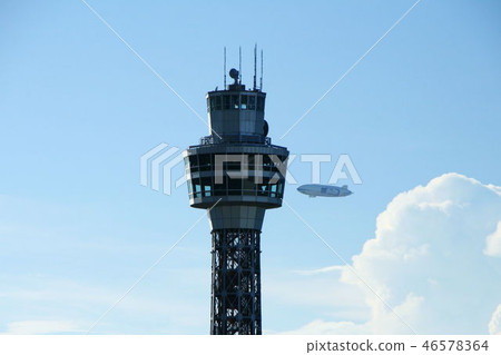橫濱港Minato Mirai海洋塔和飛艇的風景 46578364