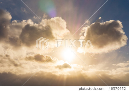 太陽陽光和雲彩暮色發出光線藍天日落 太陽陽光和雲彩暮色發出光線藍天日落 46579652