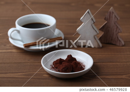 Crunch chocolate ganache and hot coffee on wooden table 46579928